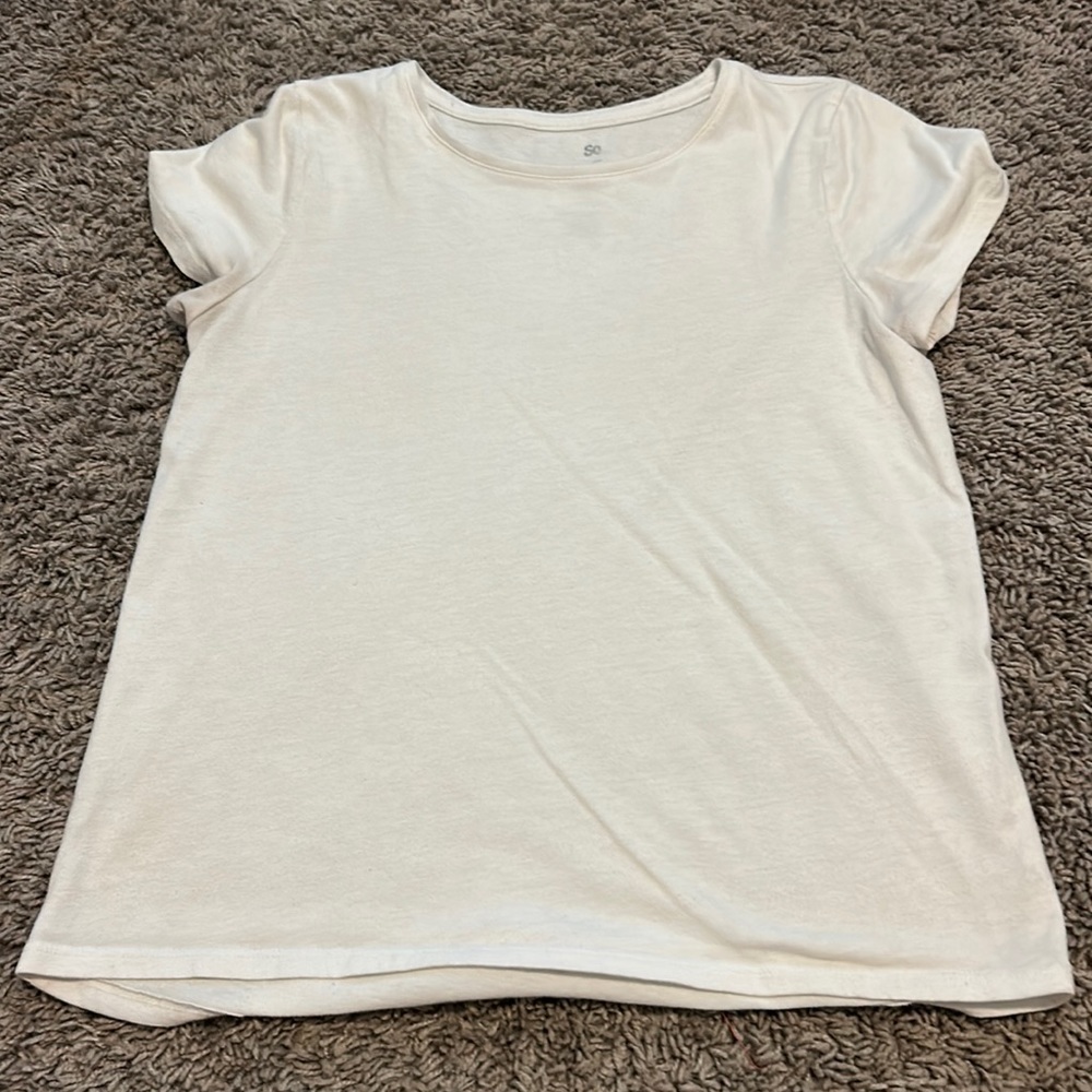 Girls white tee.